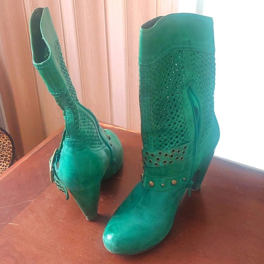 Miz Mooz Susie boots size 8. Green